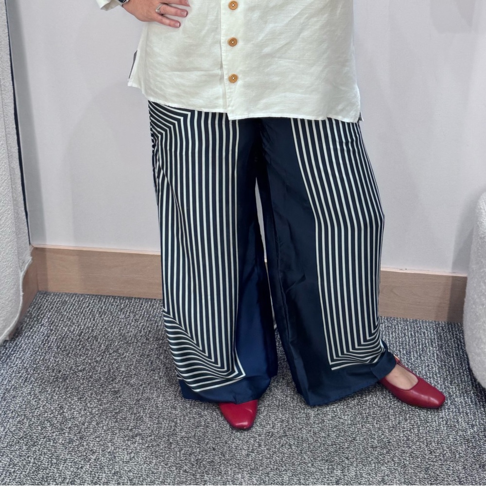 Evereve elastic waist print satin pants size large navy with white print